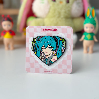Hatsune Miku Heart Portrait Pin